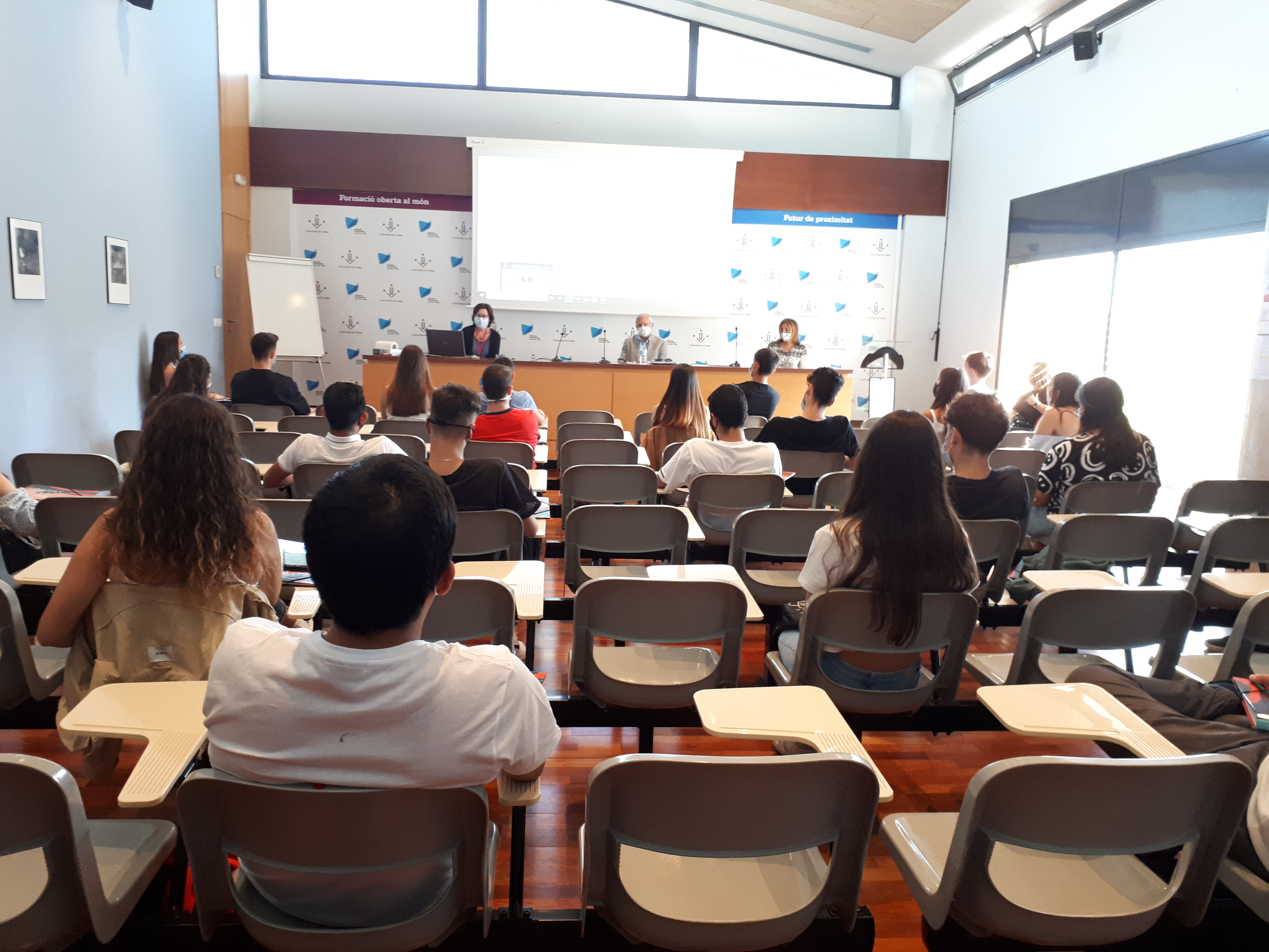 Jornada d'acollida als estudiants d'ADE 2020-21 Jornada d'acollida als estudiants de nou accés