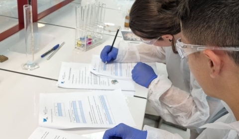 Aquesta setmana al Campus d'Igualada-UdL comptem amb un grup d'estudiants preuniversitaris que fan el curs 'La Química en els objectes i entorn del dia a dia', en el marc del Campus Jove ITINERA Estiu 2022 de la Ud